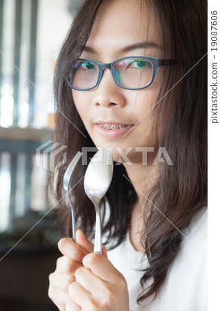 Asia woman hold spoon and fork 19087606