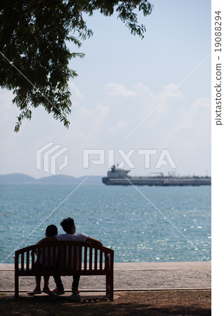 Couples seat bench by the sea 19088294