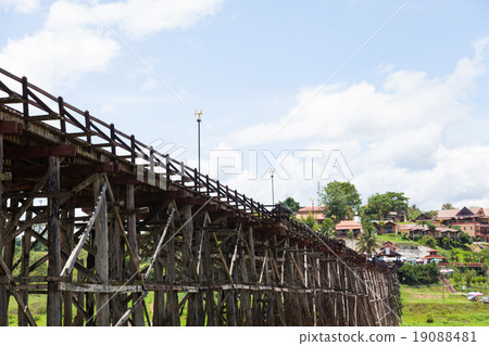 Sagklaburi bridge 19088481