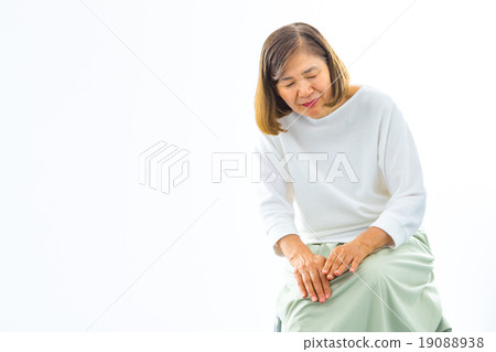 膝蓋疼痛，膝蓋疼痛，膝蓋疼痛，健康狀況不佳的祖母奶奶高級老一輩 19088938