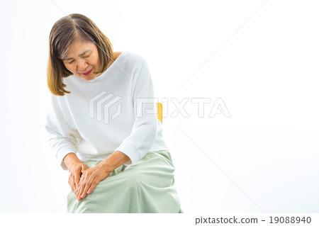 Knees ache cold sore knee pain poor health related female grandmother grandmother senior senior generation 19088940