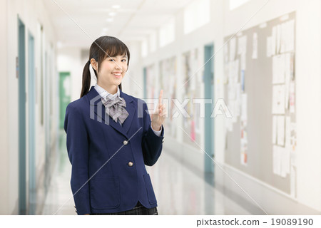 擺在走廊的製服的女性高中女孩 19089190