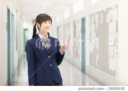 擺在走廊的製服的女性高中女孩 19089195