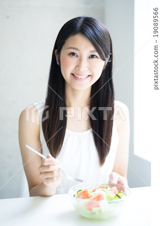 Woman eating salad 19089566