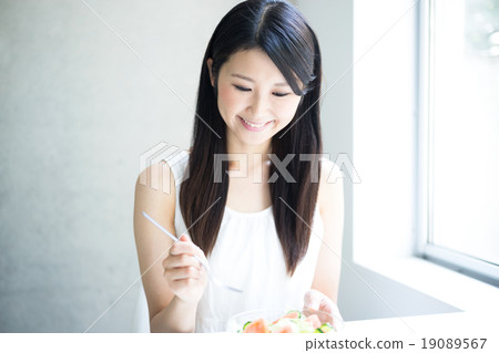Woman eating salad Woman eating salad 19089567