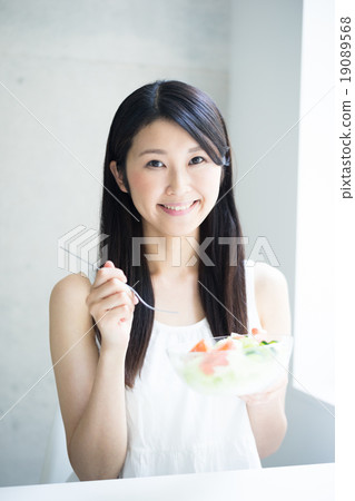 Woman eating salad 19089568
