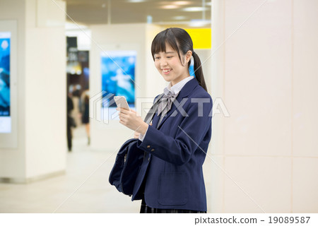 站立在駐地的地下段落的女性高中學生的姿勢 19089587
