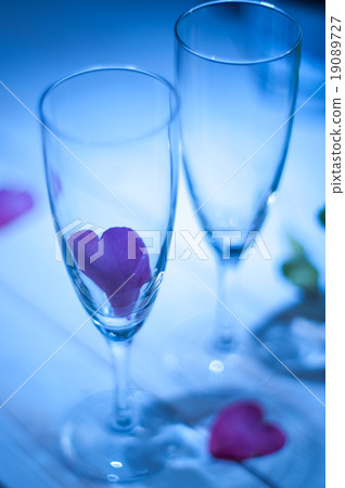 A glass 19089727