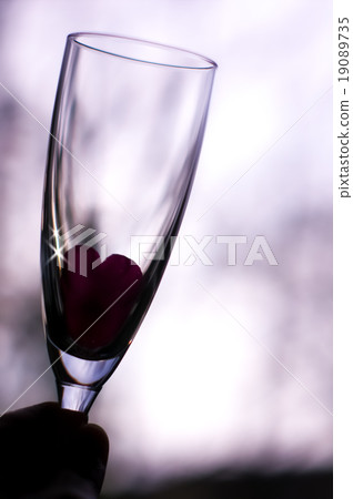 A glass A glass 19089735