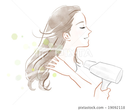 婦女用吹風機烘乾她的頭髮。 婦女用吹風機烘乾她的頭髮。 19092118