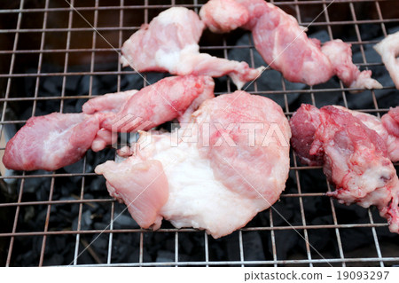 Pork is grilled. 19093297