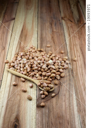 Raw peanuts. Raw peanuts. 19093971