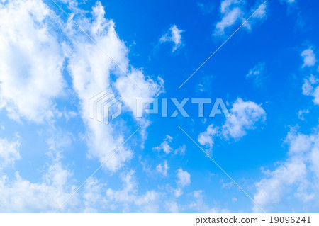 層狀雲彩雲彩積雲秋天天空一般天空和雲彩白色雲彩和藍天背景材料複製空間字符空間 19096241