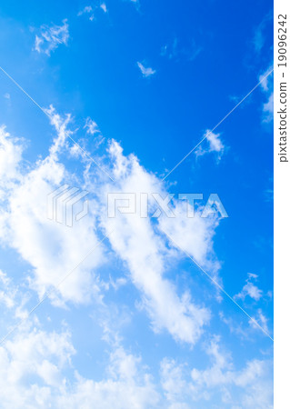 層狀雲彩雲彩積雲秋天天空一般天空和雲彩白色雲彩和藍天背景材料複製空間字符空間 19096242