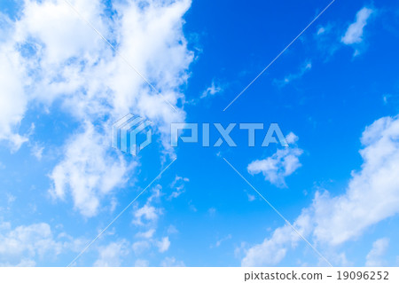 層狀雲彩雲彩積雲秋天天空一般天空和雲彩白色雲彩和藍天背景材料複製空間字符空間 層狀雲彩雲彩積雲秋天天空一般天空和雲彩白色雲彩和藍天背景材料複製空間字符空間 19096252
