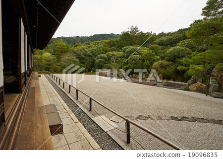 Kimono, Kyoto (Ultra wide angle shooting), watching "Kururugame no Garden" by Kobori Enzou from the West side 19096835