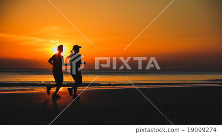 Young couple: man and woman run together on a suns 19099274