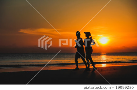 Young couple: man and woman run together on a suns 19099280