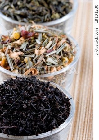 three kinds of dry tea in glasses 19101230