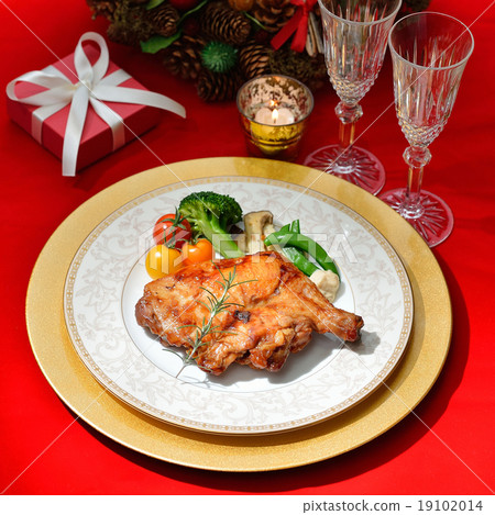 平安夜烤雞（烤腿）晚餐形象。 19102014