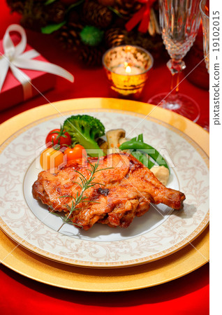 平安夜烤雞（烤腿）晚餐形象。 19102015