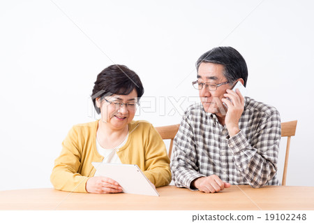 Senior couple (smartphone and tablet) Senior couple (smartphone and tablet) 19102248