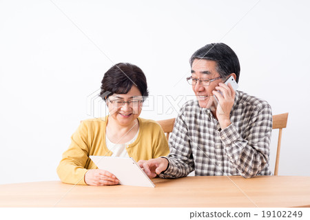 Senior couple (smartphone and tablet) Senior couple (smartphone and tablet) 19102249