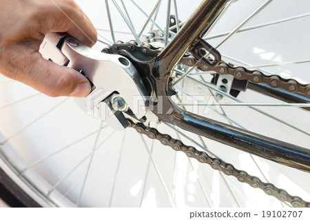 Repair of a bicycle with a wrench 19102707