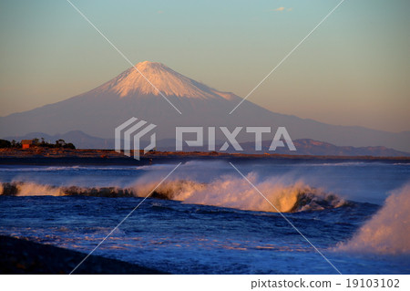 富士的傍晚陽光面向海岸 富士的傍晚陽光面向海岸 19103102