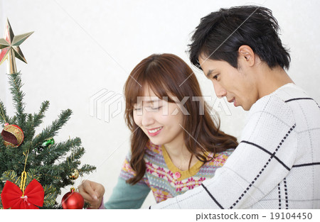 裝飾聖誕樹的夫婦 19104450