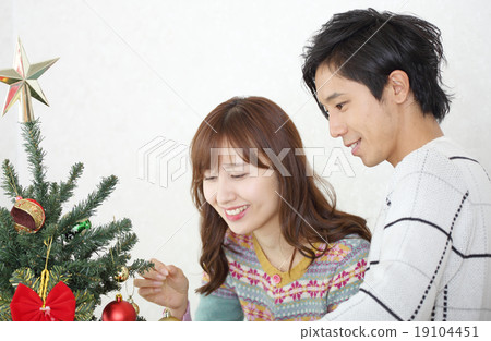 裝飾聖誕樹的夫婦 19104451