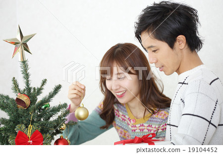 裝飾聖誕樹的夫婦 19104452