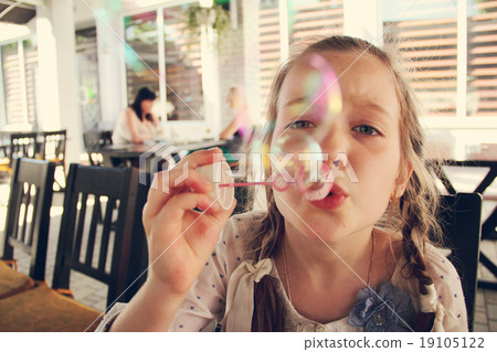 girl blow bubbles 19105122