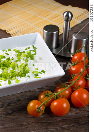 Bowl with fresh cottage cheese and chives 19107228