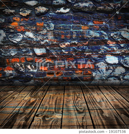 old room with brick wall 19107536