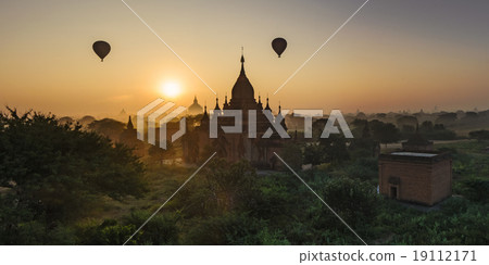 Sun rises in Bagan, Myanmar 19112171