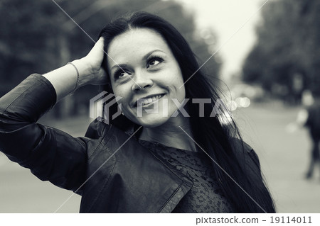 monochrome black and white portrait of a girl monochrome black and white portrait of a girl 19114011