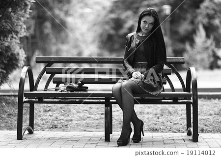 monochrome black and white portrait of a girl monochrome black and white portrait of a girl 19114012