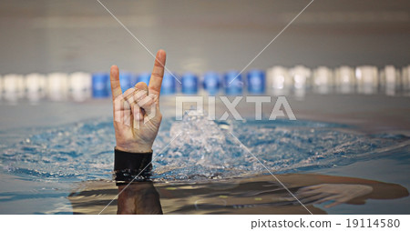 diving command hand on the water surface diving command hand on the water surface 19114580