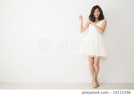Portrait young lady 19115396
