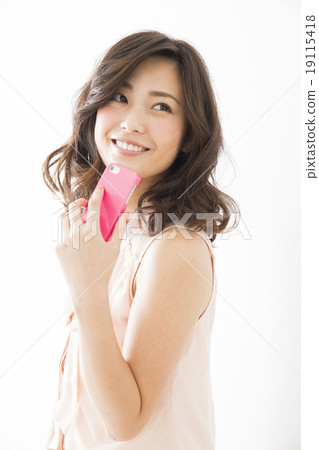 一個操作智能手機的年輕女子 19115418