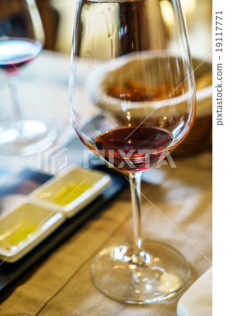 wine tasting 19117771