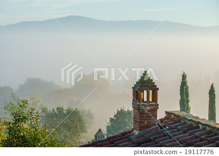 fields in the valley at sunset, Tuscany 19117776