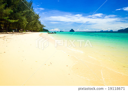 Kradan Island, an island in the Andaman Sea, Thailand Kradan Island, an island in the Andaman Sea, Thailand 19118671
