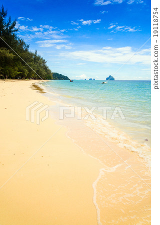 Kradan Island, an island in the Andaman Sea, Thailand Kradan Island, an island in the Andaman Sea, Thailand 19118754