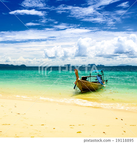 Kradan Island, an island in the Andaman Sea, Thailand Kradan Island, an island in the Andaman Sea, Thailand 19118895
