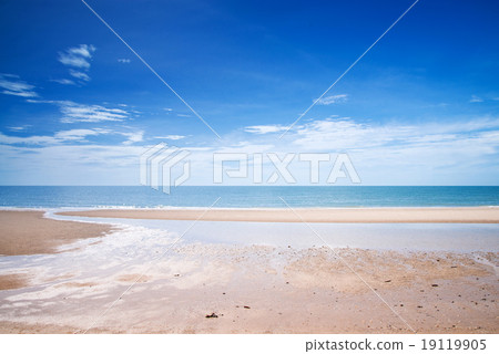 Tropical white sandy beach at sunny day. 19119905