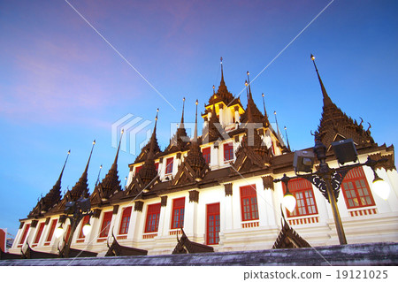 Thai architecture: Wat Ratchanadda, Loha Prasat 19121025