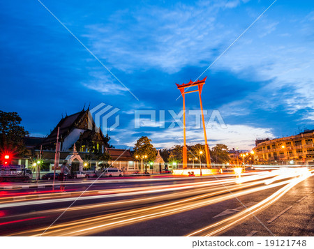 The Giant Swing and Suthat Temple at Twilight Time, Bangkok, Tha 19121748