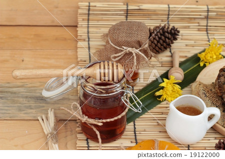 Honey variety with honeycomb and honey in a jar with beeswax. 19122000